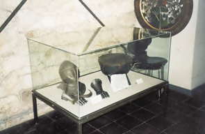 Vitrine mit dem michael von obentraut zugeschriebenen Helm